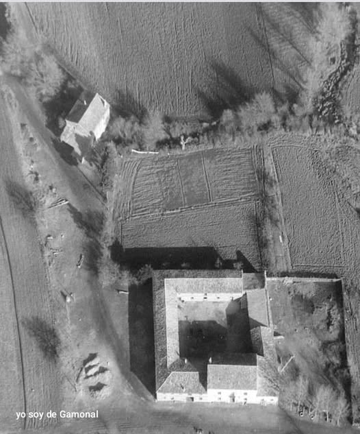 Nuestro pueblo  toma el color de la luna...